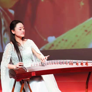 女老师被学生带到荒郊野外
